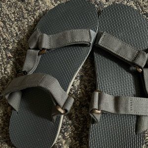 Teva sandals size 7 men/ 9 in women